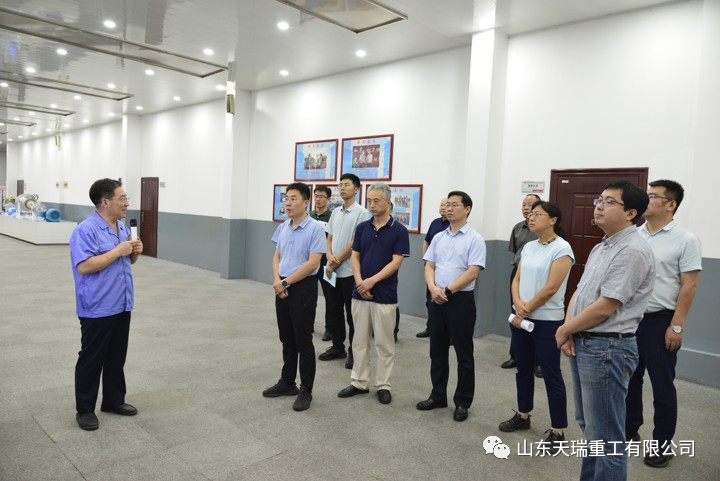 国家工信部装备二司重大技术装备处片飞处长 一行莅临超凡国际重工考察调研